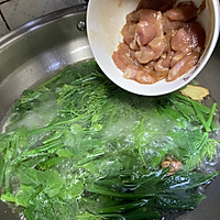 #为爱下厨 七夕橄浪漫#瓜苗肉片汤的做法图解4