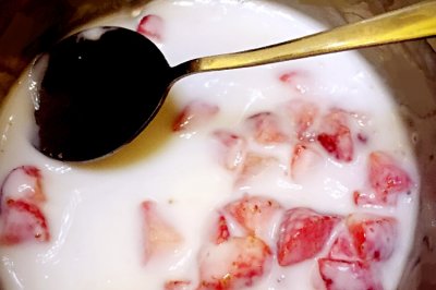 超好吃的蜂蜜草莓酸奶