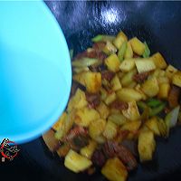 麻辣腊肠烧土豆的做法图解9
