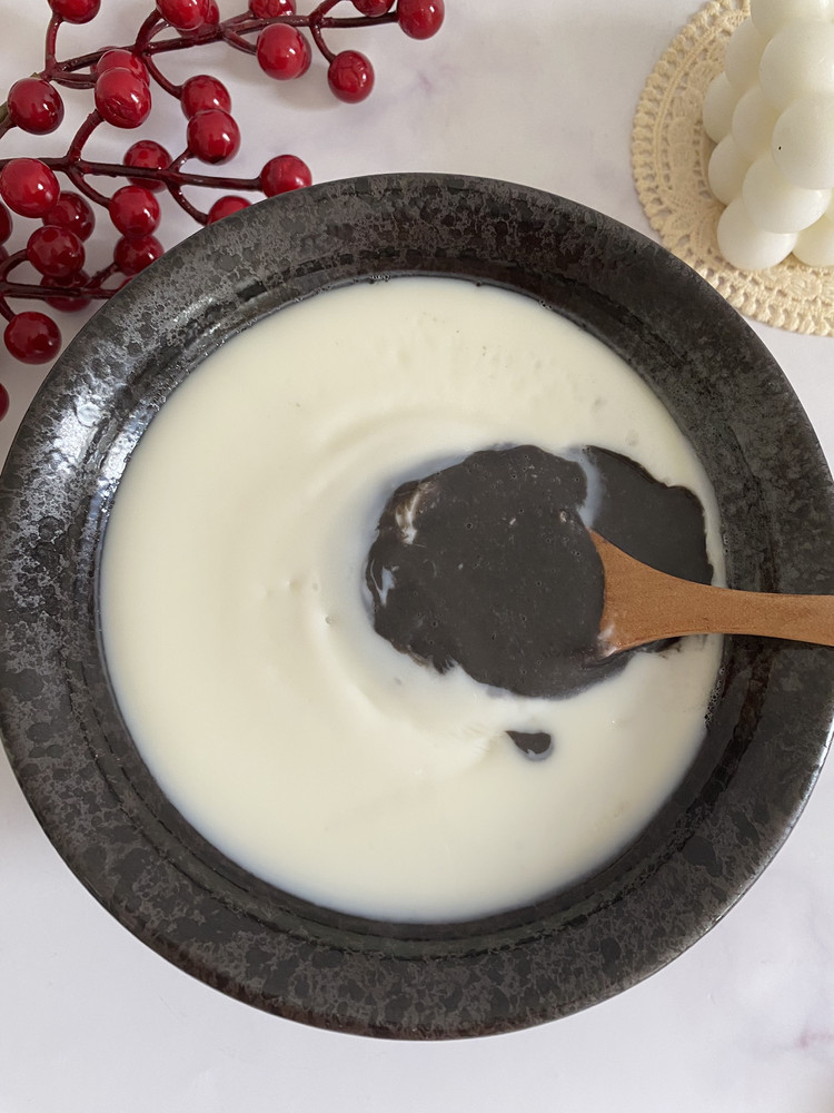 黑芝麻糊炖鲜奶的做法