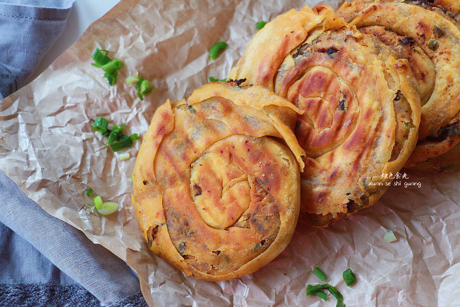 Scallion oil cake with sauce