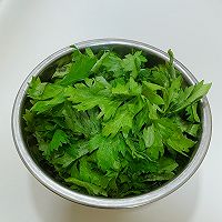 #菜油就选外婆乡，新鲜开榨抢先尝#芹菜叶炒鸡蛋/好吃又营养的做法图解1