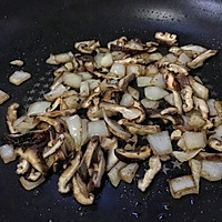 奶油蘑菇鸡肉烩饭的做法图解3