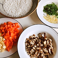 私房菜—胡萝卜玉米香菇海参粥的做法图解1