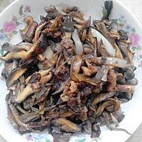 双菇炒肉的做法图解2