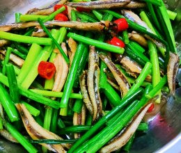 韭菜苔炒小鱼干的做法