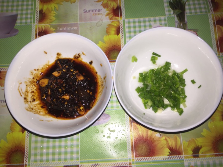 牛肉酱葱花跑蛋的做法图解2