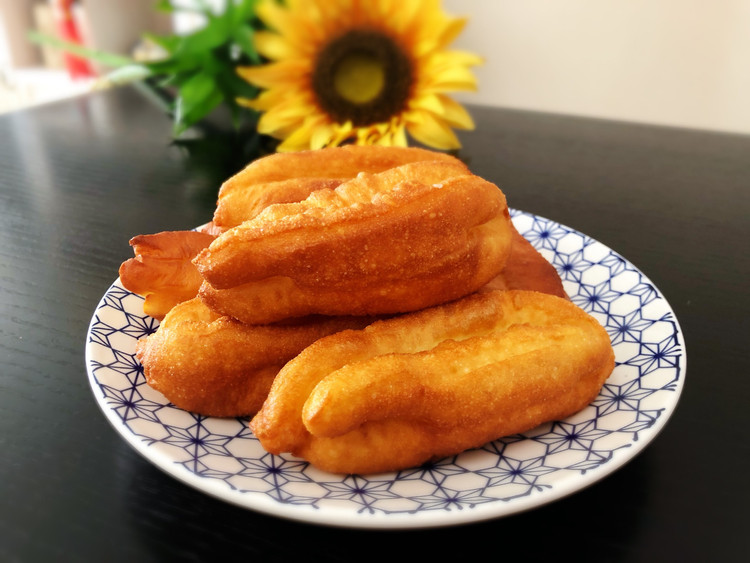 外脆里嫩！牛奶小油条的做法