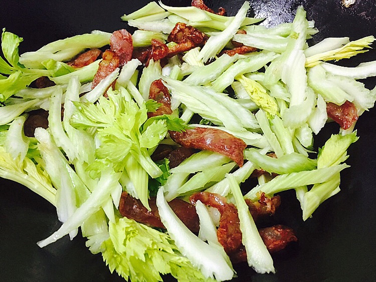 粤式腊肠炒芹菜的做法图解4