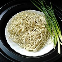 葱油拌面的做法图解1