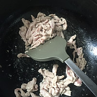 让水面筋不再索然无味----青椒肉丝炒面筋的做法图解3