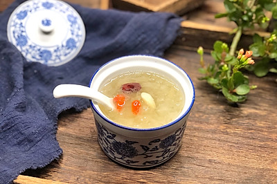 润肺安神金燕耳皂米百合羹