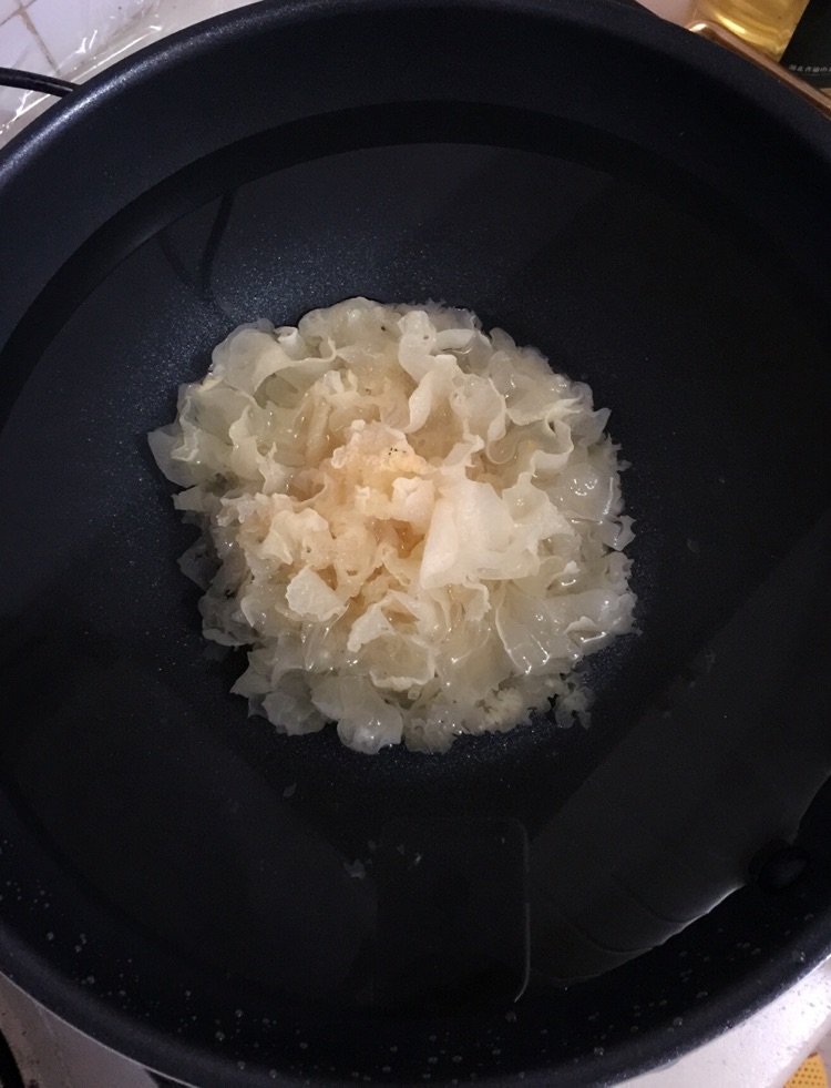银耳莲子枸杞羹的做法图解1