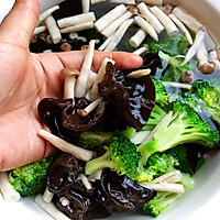 #秋天怎么吃#节后清肠菜～黑木耳菌菇西兰花的做法图解4