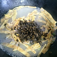 #做道懒人菜，轻松享假期#雪菜豌豆蛋皮汤的做法图解8