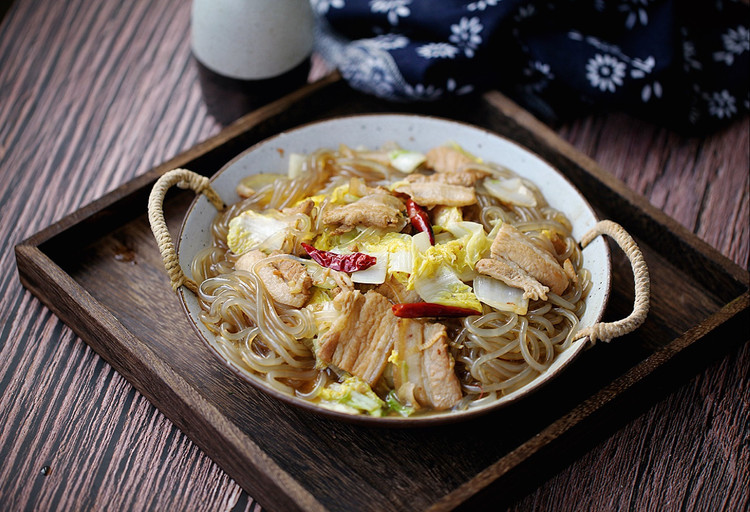 五花肉炖粉条白菜的做法
