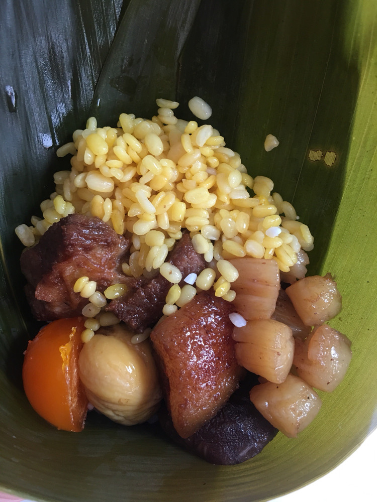 瑶柱、腩肉、咸蛋、板栗、绿豆、香菇、五常糯米的做法