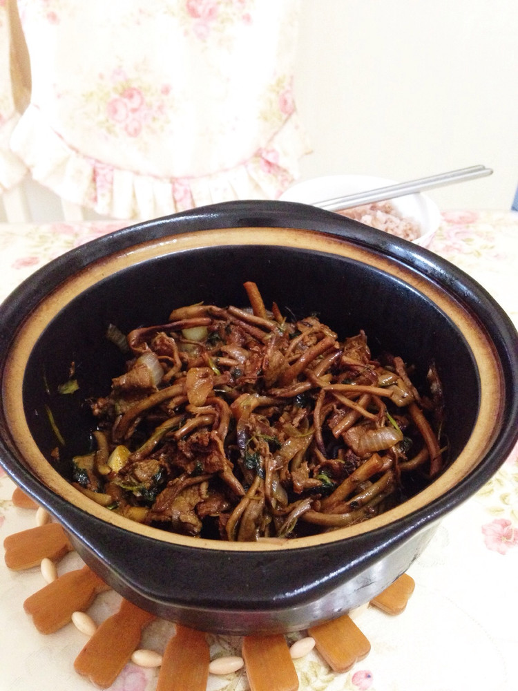 干锅牛肉茶树菇的做法