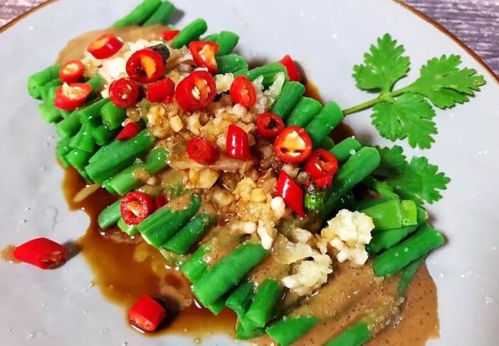 Mixed cowpeas with mashed garlic and sesame sauce