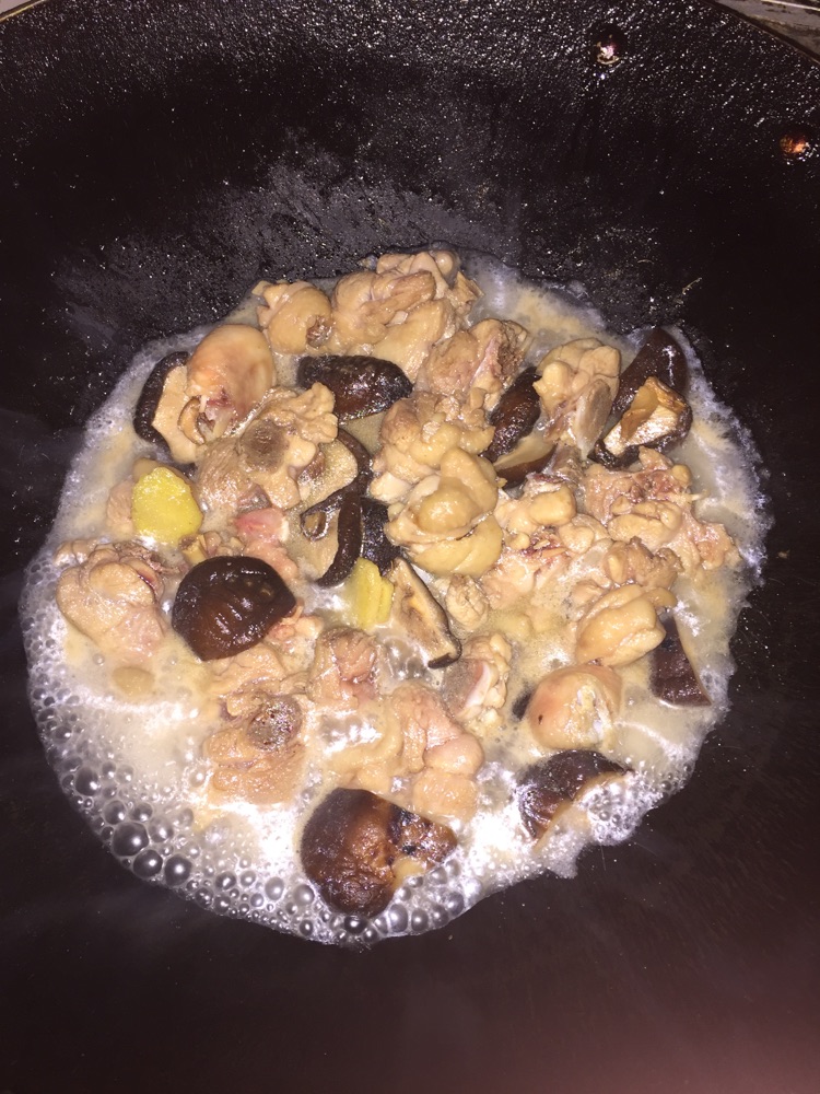 香菇焖鸡腿的做法图解2