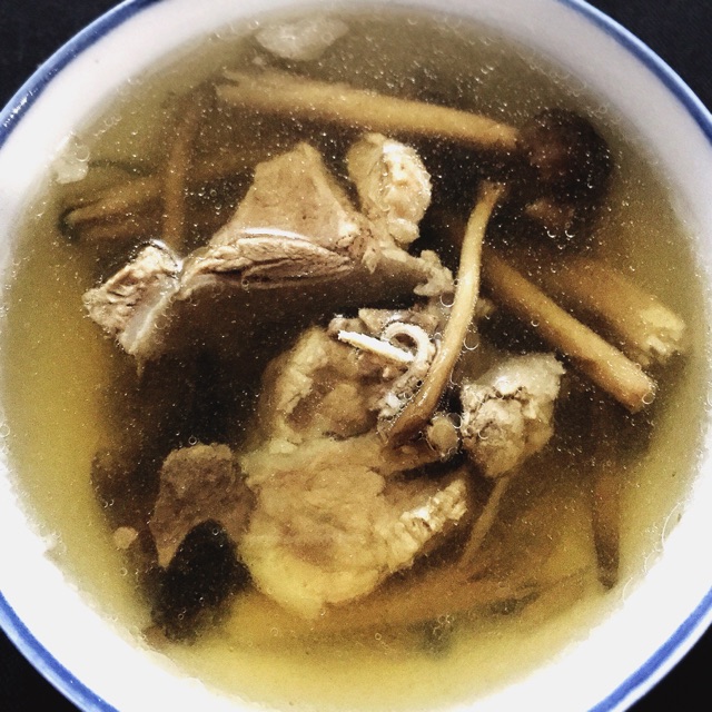 茶树菇骨头汤的做法图解1