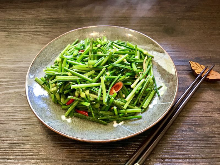 鲜辣的素炒韭菜苔的做法