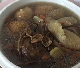 杂菌菇鳄魚肉豬骨头炖湯