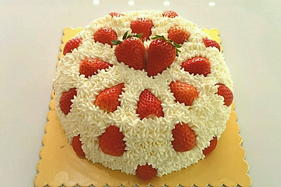鲜奶草莓蛋糕