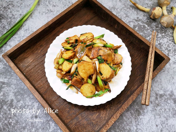 青蒜茨菇片炒咸肉