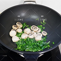 开洋菠菜烩口蘑的做法图解8