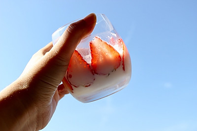 草莓奶冻杯
