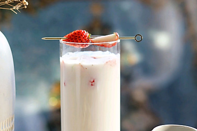 冬季热饮芝芝莓莓牛乳茶