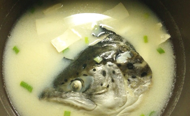 奶白三文鱼头汤
