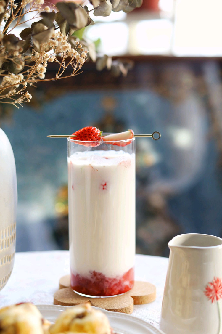 冬季热饮芝芝莓莓牛乳茶的做法