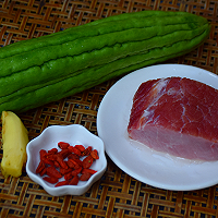 苦瓜肉片汤的做法图解1