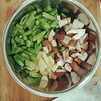 土豆香菇肉焖饭的做法图解2