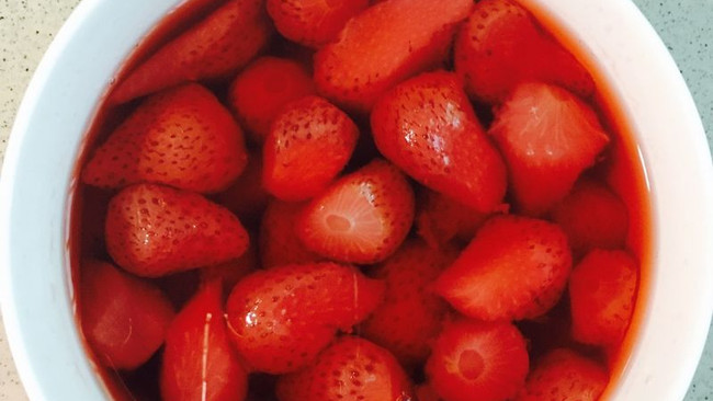 冰镇草莓罐头的做法