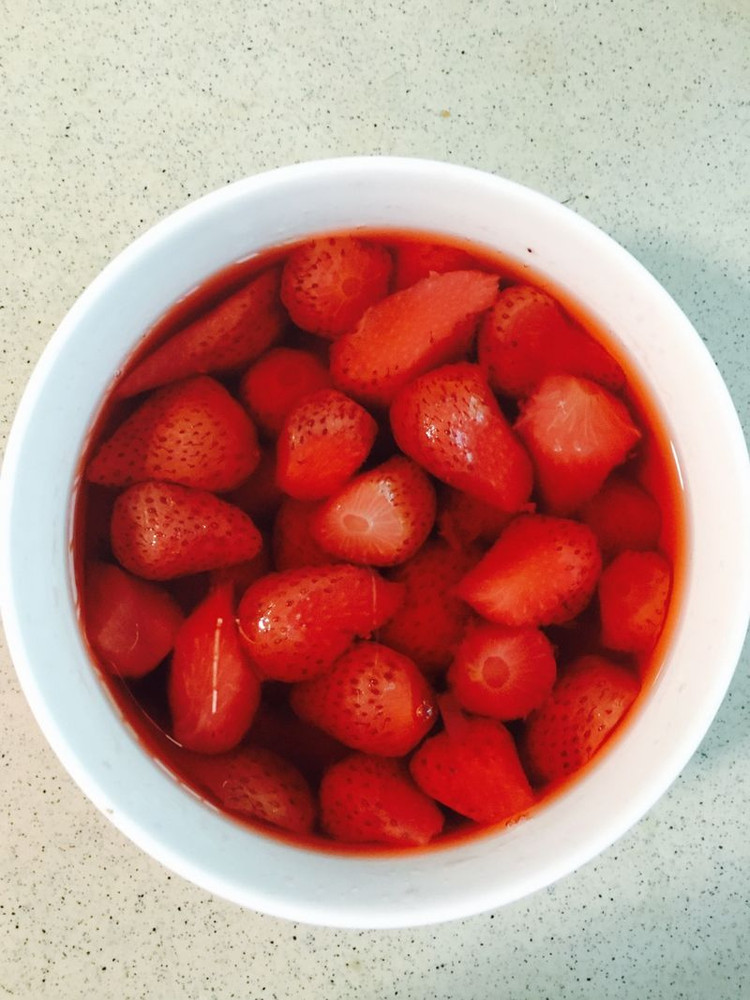冰镇草莓罐头的做法