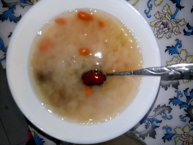 银耳红枣枸杞桂圆汤的做法