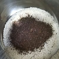 焦糖珍珠椰果奶茶的做法图解1