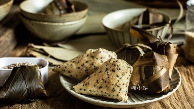 【藜麦黄米蜜枣粽】小脚粽子的做法