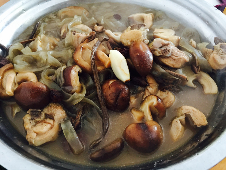 粉条蘑菇炖鸡腿的做法