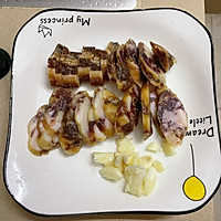 豌豆粒炒腊肠的做法图解2