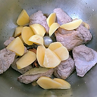 #名厨汁味正当夏#排骨炖土豆的做法图解5