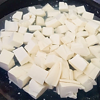 口感细腻，鲜美爽滑，老少咸宜-虾仁炒豆腐的做法图解2