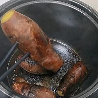 把红薯放进电饭锅里，不加一滴水，出锅软糯香甜，个个流糖汁！的做法图解6