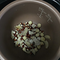 芡实莲子百合茯苓汤的做法图解2