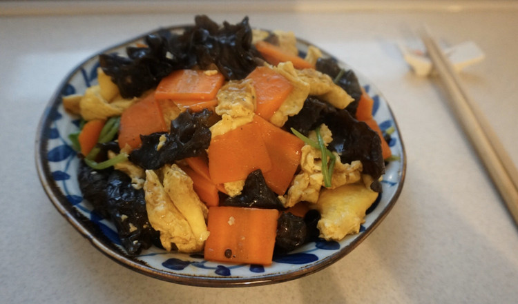 中餐 菠菜木耳炒鸡蛋的做法