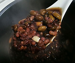 养生系列——黑豆紫米红枣糯米花生红豆六宝粥的做法