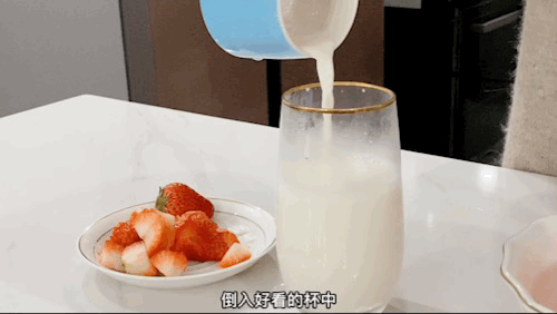 好喝不怕胖的益生菌草莓奶昔，一分钟搞定！的做法图解1